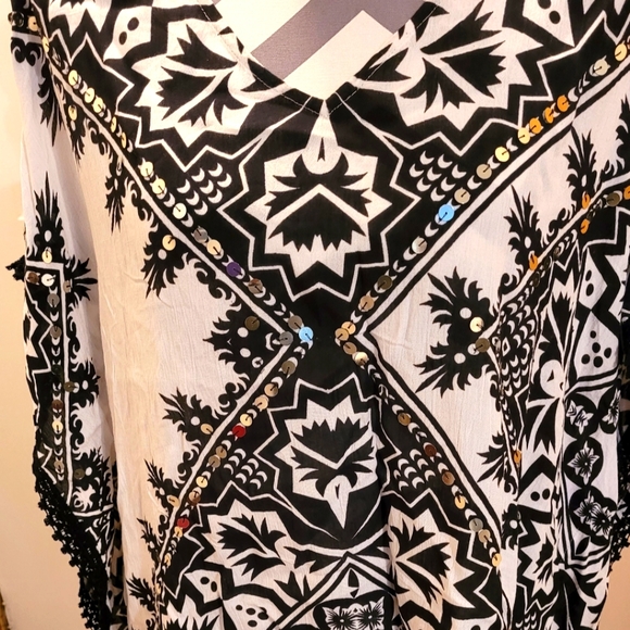 NWOT Chico's top.  SZ S/M but will fit a large easy. - Picture 2 of 13